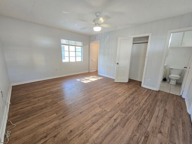 Building Photo - Cute Studio Duplex in Downtown Sarasota Available Now!