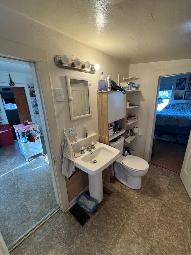 Building Photo - One Bedroom Cottage Available in Louisvill...