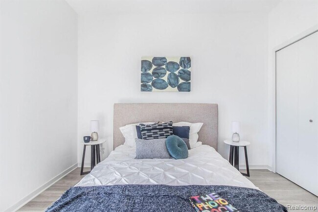 Building Photo - 7410 Kercheval Ave