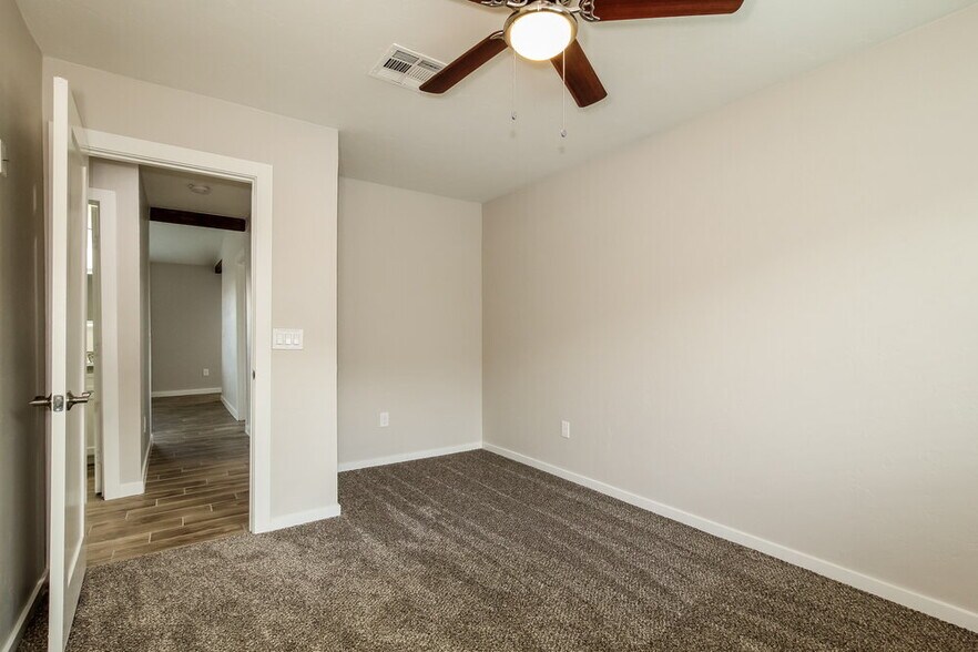 Building Photo - 8902 W Monroe St