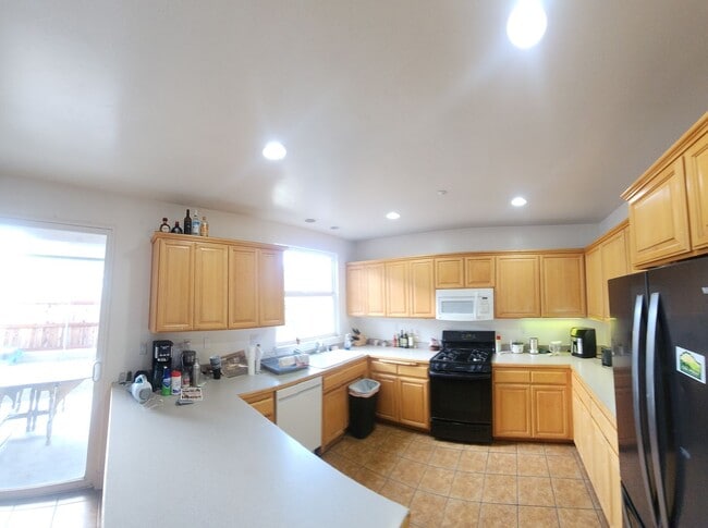 Building Photo - Super close to Poly- Approx. 1000 feet fro...