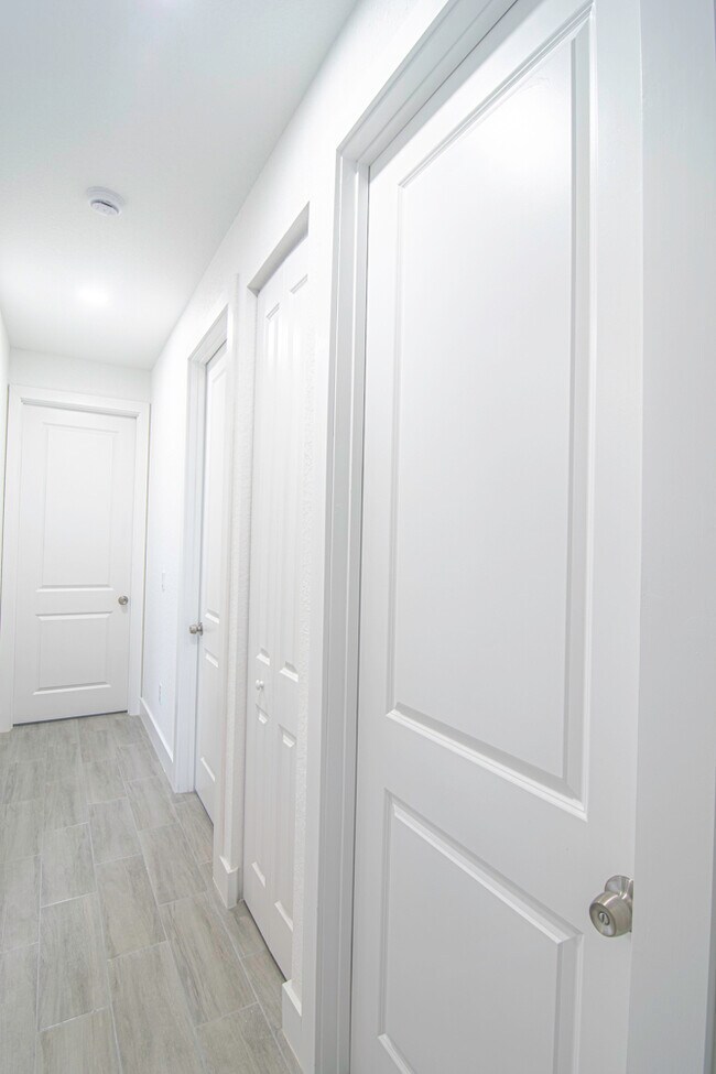 Building Photo - 15633 Lakeland Cir