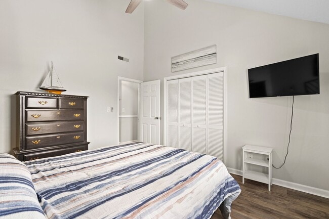 Building Photo - Fully Furnished - Seasonal or Long Term Op...
