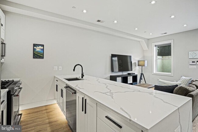 Building Photo - 725 Euclid St NW