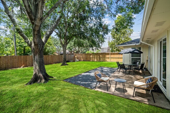 Building Photo - 2523 Village Oak Dr.