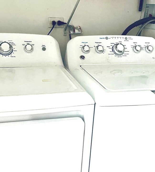 Building Photo - 214 W 31st St