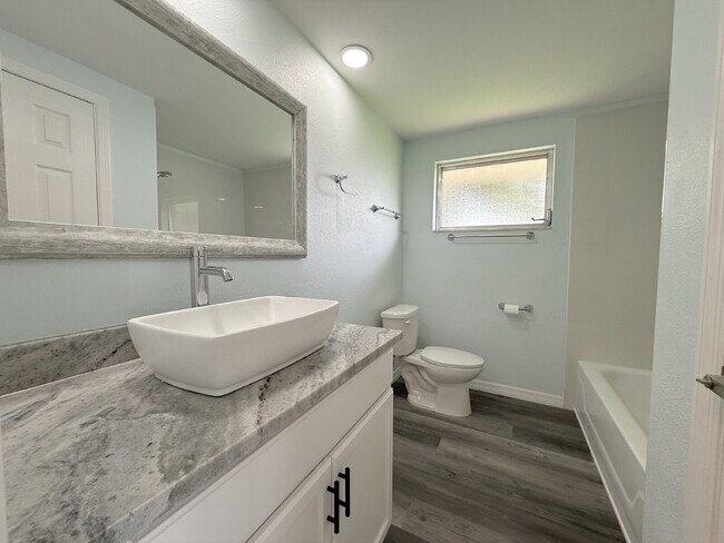 Building Photo - "Charming 2-Bed, 2-Bath Oasis with 1334 Sq Ft in New Port Richey!"
