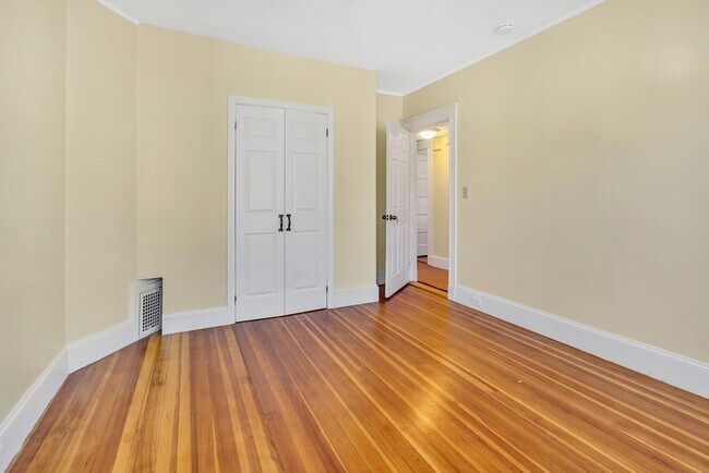 Building Photo - 38 Cameron St