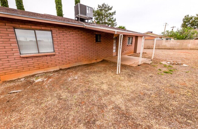 Building Photo - Charming Cul De Sac Home with Fireplace, Central A/C & Garage!