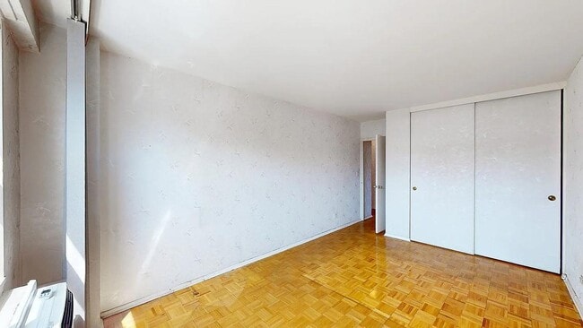 Building Photo - 2942 W 5th St