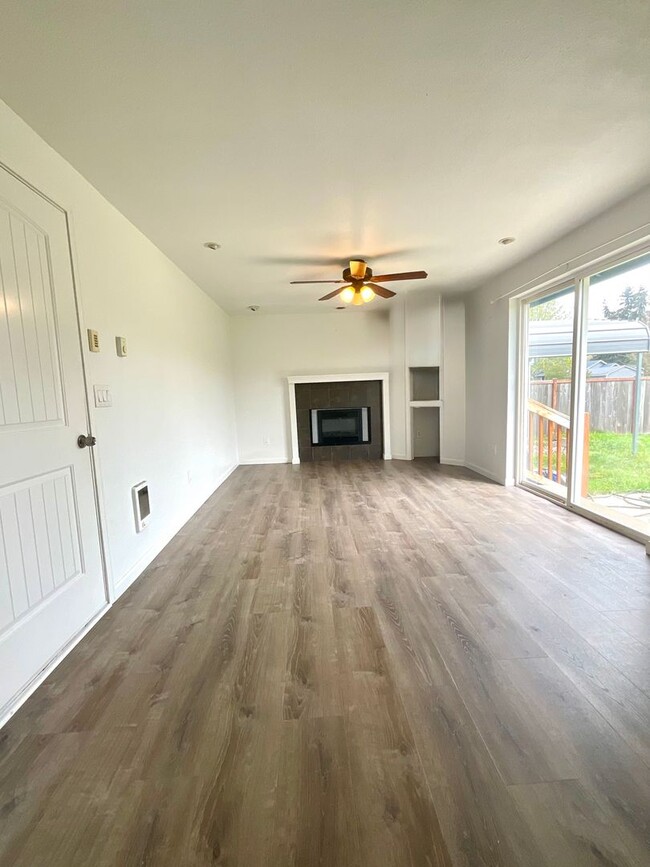 Building Photo - Charming 3 Bedroom Rambler! ~Close to Elementary School~