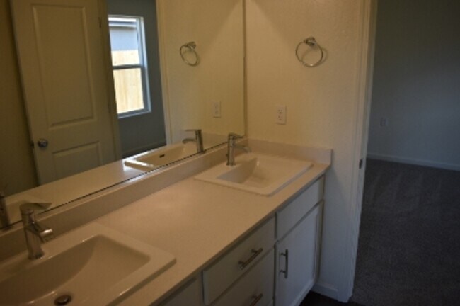 Building Photo - 641 Marshall Ln