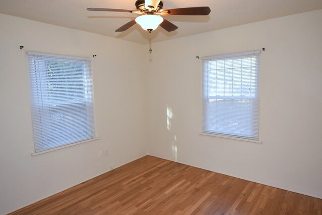 Building Photo - 2 Bedroom Casita NOB HILL/UNM CNM AREA WITH GARAGE, FENCED YARD