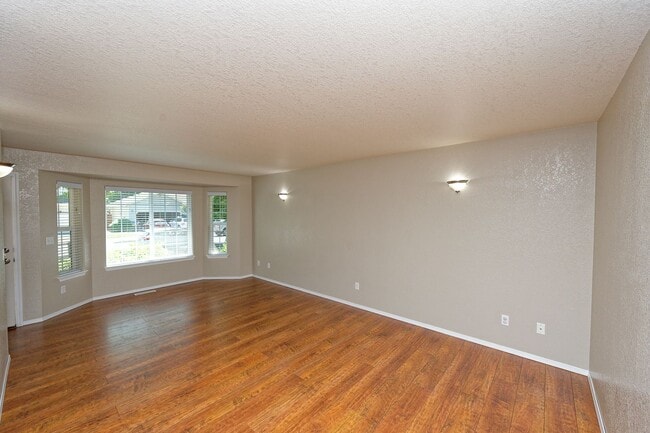 Building Photo - 4 Bedroom Home