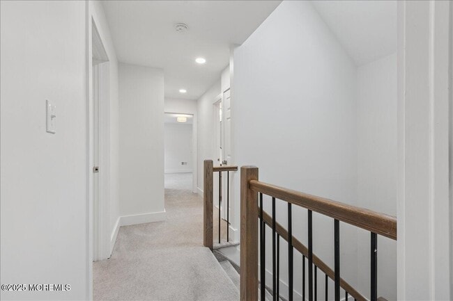 Building Photo - 18 Oak Knl Dr