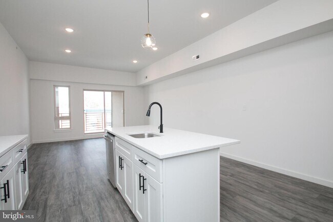 Building Photo - 13 Farson St