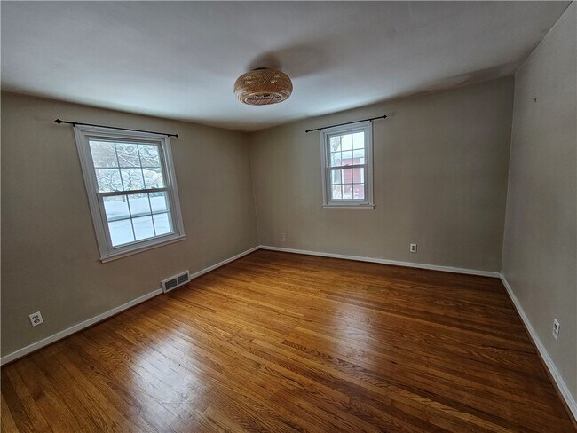 Building Photo - 940 S Grosvenor Rd