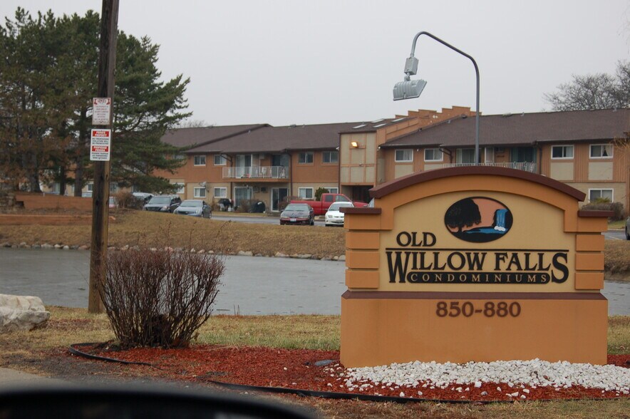 Building Photo - 870 E Old Willow Rd