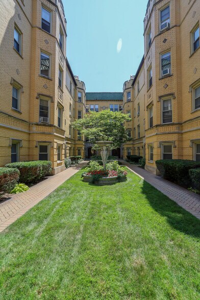 Building Photo - 1624 W Lunt Ave