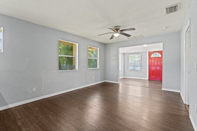 Building Photo - 901 Vine Ave