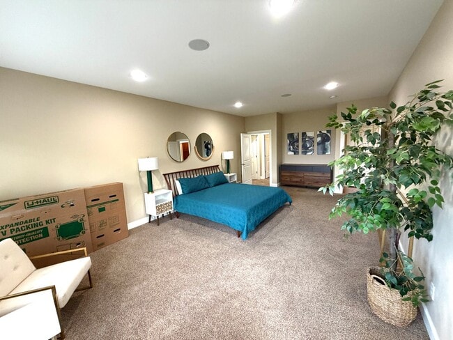 Building Photo - Absolutely Stunning, 6-Bed 3.5 Bath Execut...