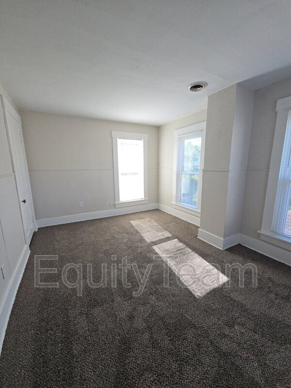 Building Photo - 128 N River St