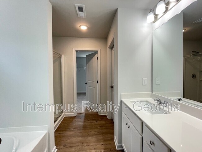 Building Photo - 693 Summerwood Ln