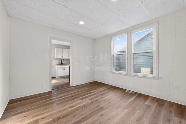 Building Photo - 604 Hart St