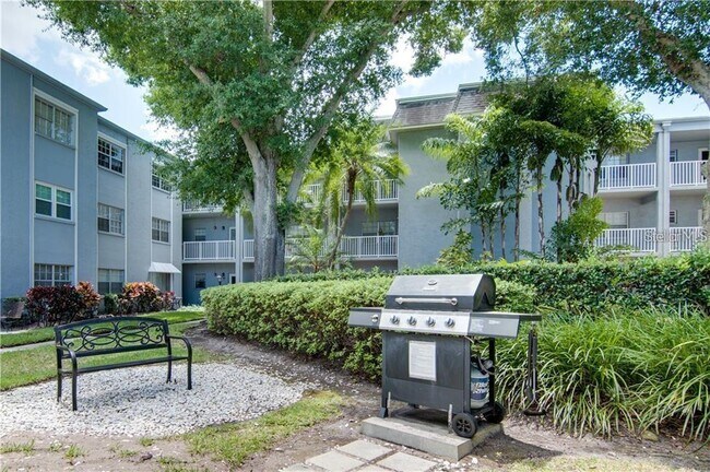Building Photo - 1706 Belleair Forest Dr