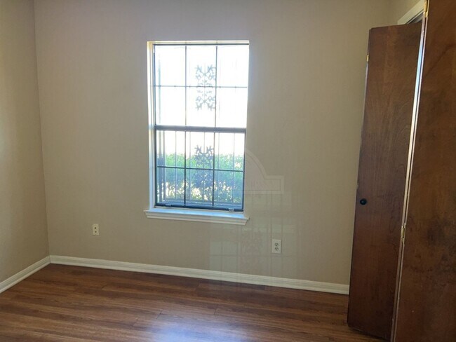 Building Photo - 3808 Peaks Dr