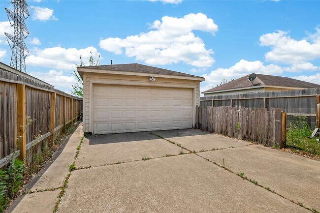 Building Photo - 16847 Mammoth Springs Dr