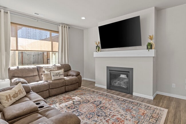 Building Photo - Beautiful 4 bedroom home