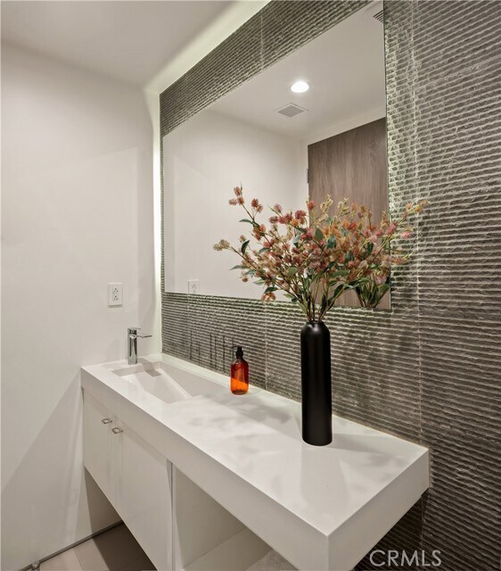 Building Photo - 4242 Vantage Ave