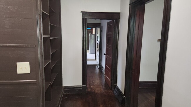 Building Photo - "Spacious 5-Bedroom Gem with 2 Full Baths in St. Louis – Your Ideal Family Home Awaits!"