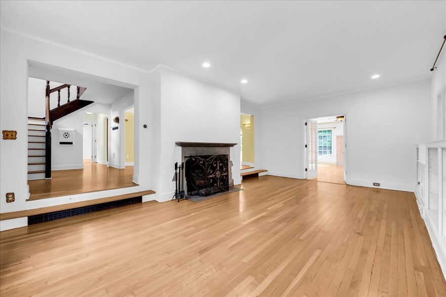 Building Photo - 455 Linden Rd