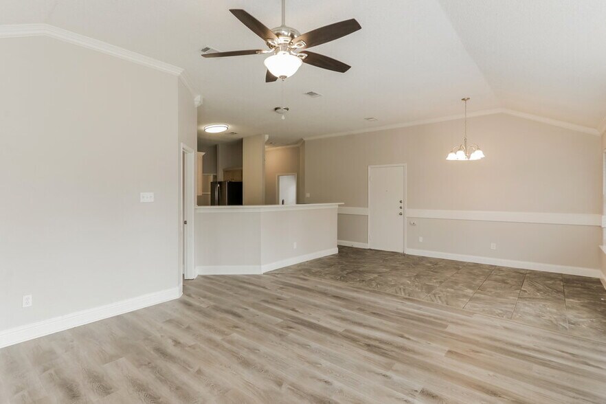 Building Photo - 2524 Hackberry Creek