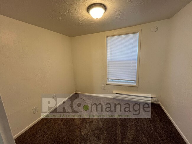 Building Photo - 3b/1ba main level home
