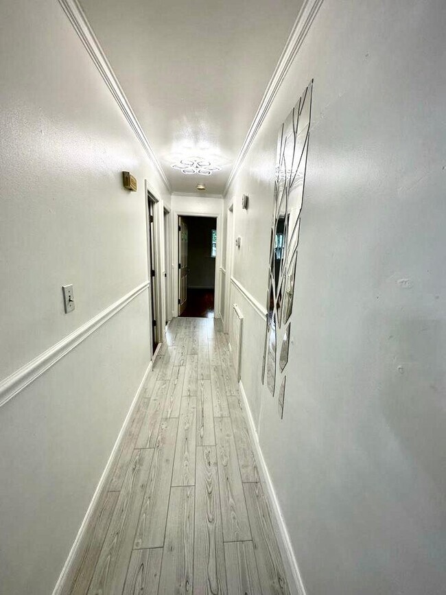 Building Photo - 2401 Woodleaf Dr