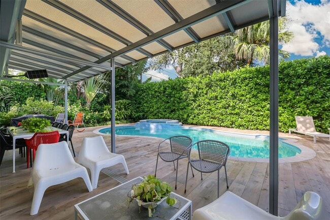 Building Photo - 79 Shore Dr E