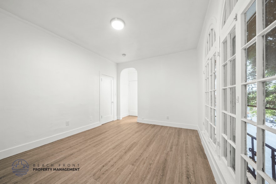 Building Photo - 402 N Soto St.