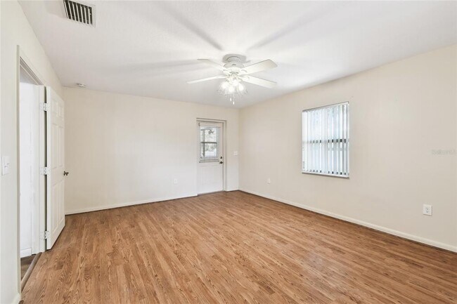 Building Photo - 1102 Shadowbrook Dr N