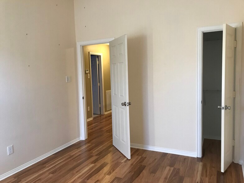 Building Photo - 1761 Meyerwood Ln S