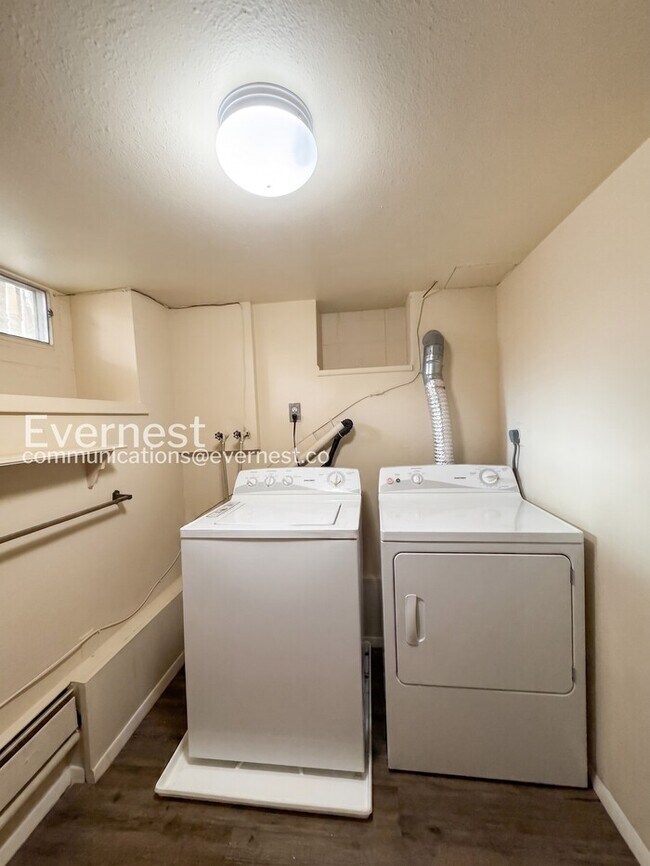 Building Photo - 3 Bed, 2 Bath Home with Garage / Available Soon!