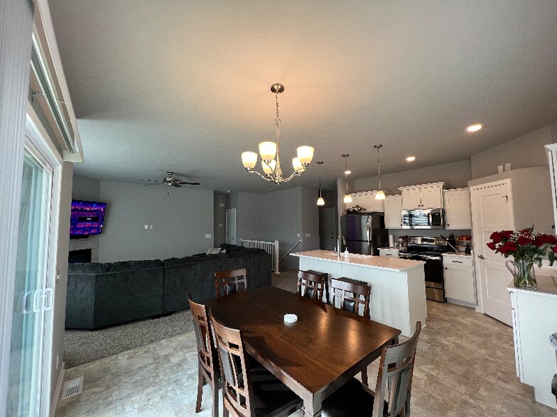 Building Photo - 1909 Hummingbird Dr