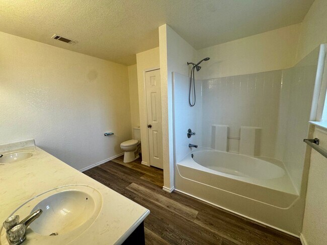 Building Photo - Spacious 4 Bedroom 2 Bath