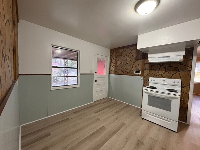 Building Photo - Amazing 4 bedroom/2 bath Home with Fireplace and Central Air & Heat!