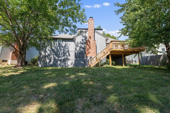 Building Photo - Spacious Overland Park 4 Bedroom Home - Av...
