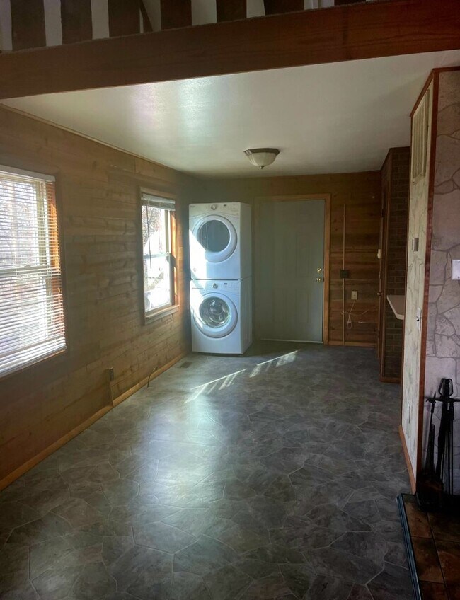 Building Photo - 512 Log Cabin