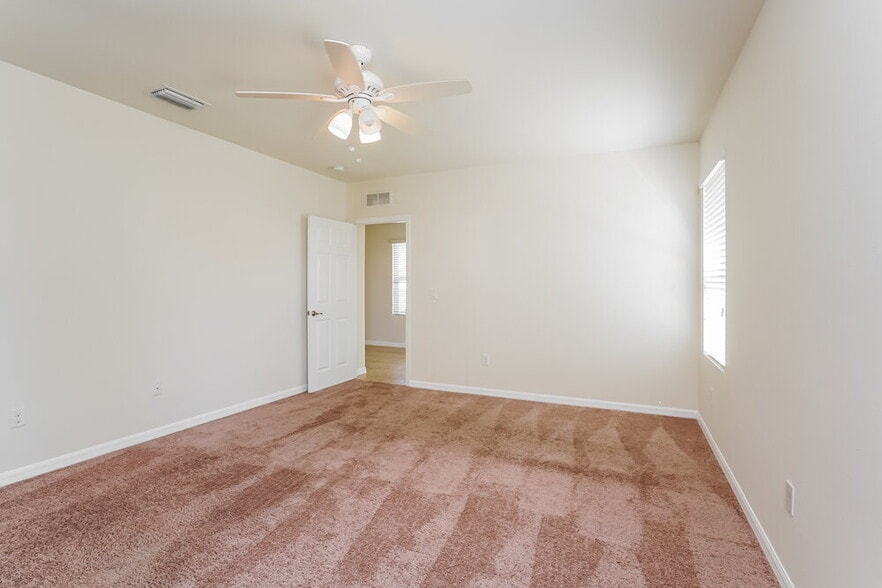 Building Photo - 203 NE 9th Ave