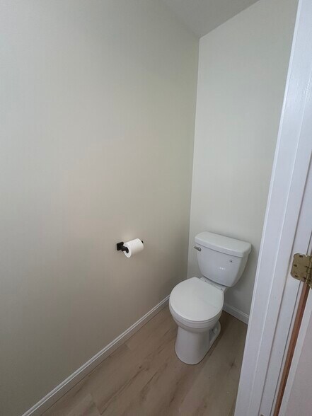 1/2 Bath - 1434 Ohio St